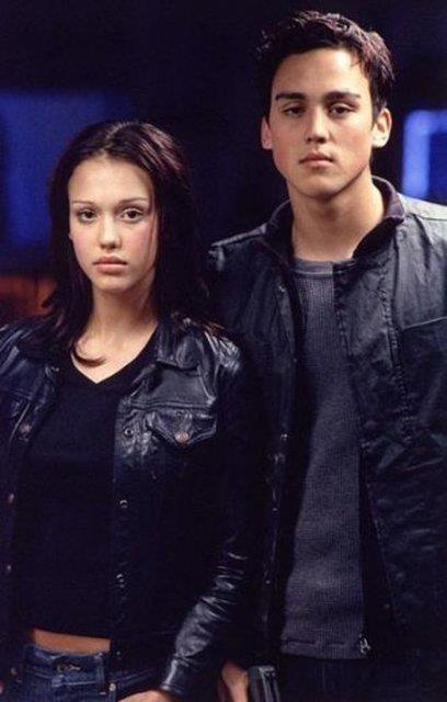 Jessica Alba'nn kardei Joshua da oyuncu. Yz hatlar ablasnn kopyas.