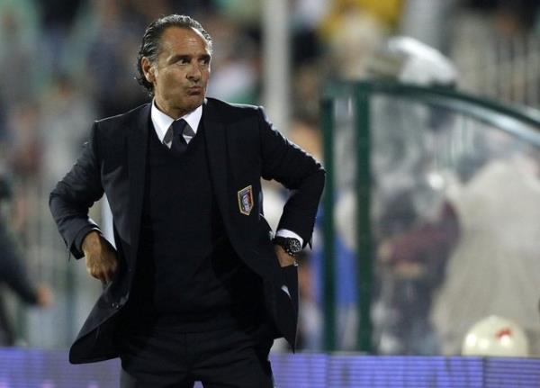  sezon daha gen takm altrdktan sonra 1997-98 sezonu banda US Lecce'nin bana geen Prandelli, Ocak 1998'de takmdan kovuldu. 1998-99 sezonu banda Serie B Verona'y altrmaya balad. lk sezonunda 66 puanla ampiyon oldu.