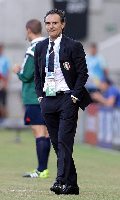 Ertesi sezon ise takmn ligde 9. yaptktan sonra Verona'dan ayrlarak, kme den Venezia ile anlat. Prandelli Venezia'y da st lige kardktan sonra, 2001-02 sezonunun banda ligde alnan kt sonularn ardndan grevine son verildi.