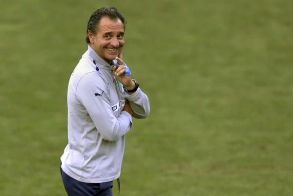 Prandelli ilk aklamasnda Gianluigi Buffon'u takm kaptanlna getirdiini ve talyan vatanda olan yabanc oyuncular da milli takma arabileceini belirtti.