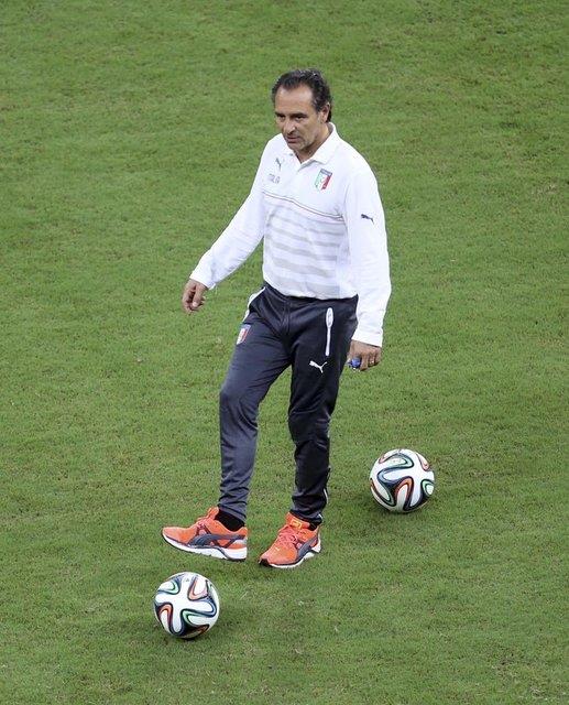 Ayrca Mor Menekeler'de de kulp tarihindeki en uzun sre grev yapan teknik direktr olarak da tarihe geti. talyan teknik adamn szlemesi talya Milli Takm'yla anlamasndan sonra 3 Haziran 2010'da karlkl olarak feshedildi.