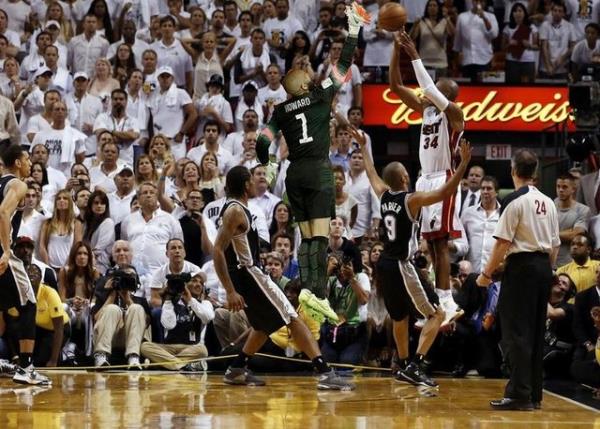 statistiklerin tutulmaya baland 1966 ylndan bu yana Howard, Dnya Kupas'nda bir karlamada en ok kurtar yapan oyuncu oldu. Bu alanda rekor, 1978 Arjantin'de Hollanda karsnda 13 kurtara imza atan Peru'lu Ramon Quiroga'ya aitti!