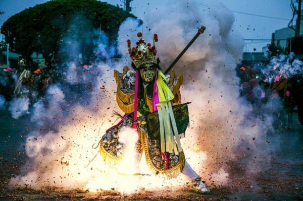 <br><b>21. ''ller dnyasnn ba polisi''</b></br>  Tayvan Halk Tapna aktivitelerinden birisi...  <br>( HsiaoYing He/National Geographic Traveler Fotoraf Yarmas)</br>