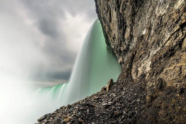 <br><b>14. Niagara elalesi, Ontario, Kanada</b></br>  Fotoraf makinem, tripodum ve ND filtremle birlikte dakikada 10 milyon galon suyun akp gittii Niagara elalesi'nin dibinde duruyordum. Makinem  ve kyafetlerim srlsklam oldu fakat bu muazzam fotoraf yakalama ans buldum.   <br>( Barry Hodgert/National Geographic Traveler Fotoraf Yarmas)</br>