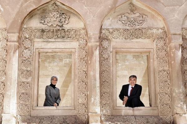 Ziyarete alan sergide, Cumhurbakan Gl'n ei Hayrnnisa Gl ile Doubeyazt'taki shakpaa Saray'n ziyaret ederken, Tarabya Kk'nde kar ya altnda yrrken, babas Ahmet Hamdi Gl ile ba evinde domates toplarken, Erciyes Da'nda gerlerin sofrasna konuk olurken, Nairobi Ulusal Park'nda tay severken, Gabon'da deniz kenarnda yrrken, Azerbaycan'da balk tutarken, Amerika'da Birlemi Milletler toplants sonras bilgisayardan haberleri takip ederken ekilen kareleri yer alyor.