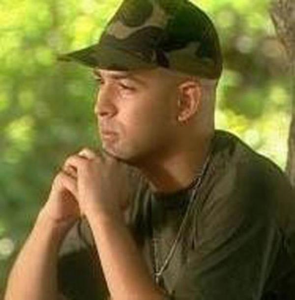 Gen mzisyen Murat Evgin'in askerlik hatras... Evgin, Polatl'daki Topu ve Fze Okulu'nda acemiliini yapan Evgin, daha sonra Ankara'daki Armoni Mzkas Komutanl'nda onba olarak vatani grevini tamamlad.