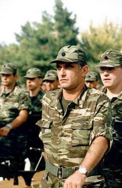 Uzun yllar yurtdnda yaayan Kenan Kalav askerliini ileri bir yata yapt.