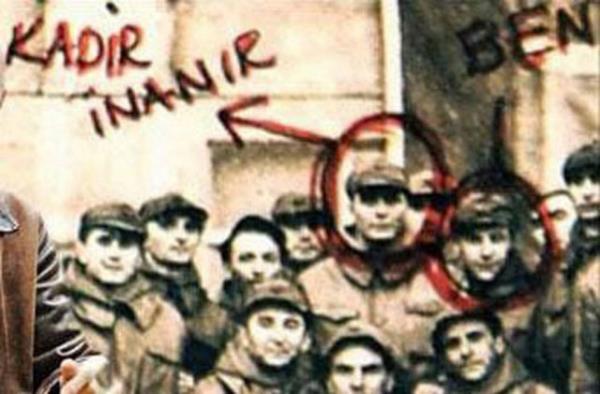 nl mzisyen Mazhar Alanson'un piyasaya yeni kan kitabndan bir sayfa. Alanson (sada) ve Kadir nanr meer asker arkadaym.