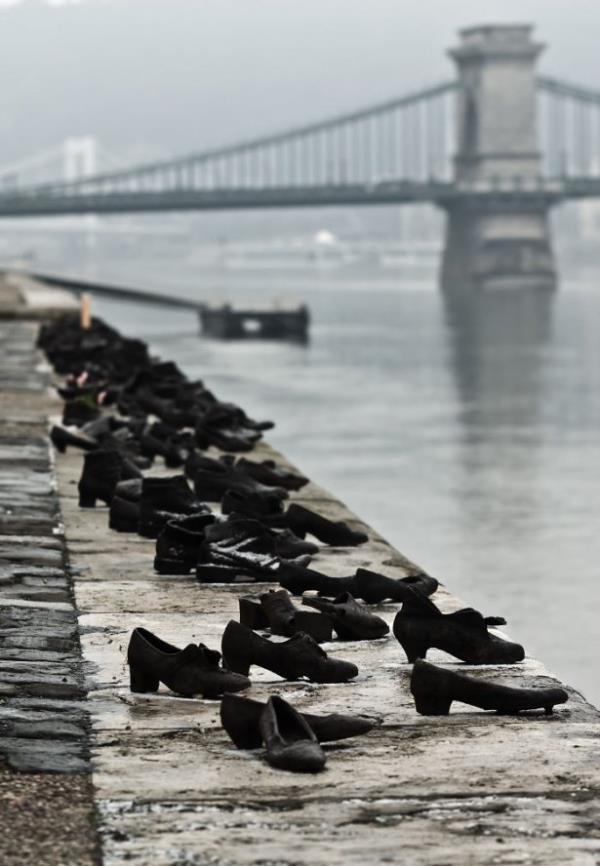 Tuna Kysndaki Ayakkablar ( Shoes On The Danube Bank ) ? Budapete