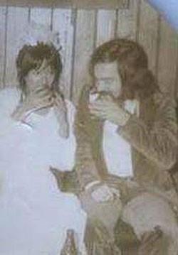 Mjde Ar ilk evliliini 21 yandayken ynetmen Samim Deer ile yapt. Ancak bu evlilik uzun srmedi.