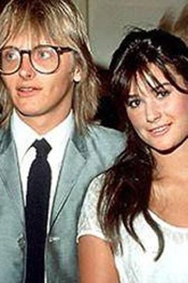 Demi Moore hala soyadn tad Freddie Moore ile evlendiinde 18 yandayd. Ondan boanp uzun sre Bruce Willis ile evli kald.