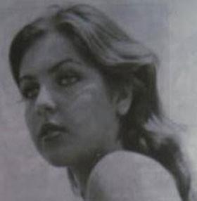 Ahu Tuba ilk kez 13 yandayken Mehmet Ulusoy ile nikah masasna oturdu.