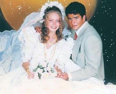 Gsteri dnyasnn renkli simalarndan Yeliz Yeilmen ilk evliliini henz 15 yandayken yapt. Bir yl sonra boanan Yeilmen, "Adanal Lolita" lakabyla balad kariyerini ileri noktalara tad.