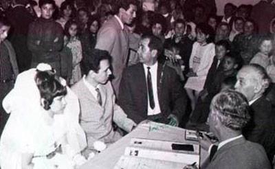 Safiye Soyman ilk evliliini kelimenin tam anlamyla ocukken yapt. Safiye Soyman ilk evliliini henz 13 yandayken Ziya Akarz ile yapmt