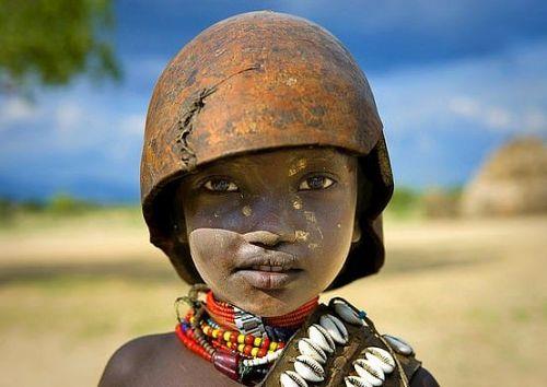 Etiyopya'daki Erbore kabilesinden bir ocuk