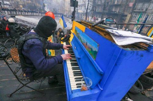 Ukrayna'daki protestolar esnasnda piyano alan gsterici