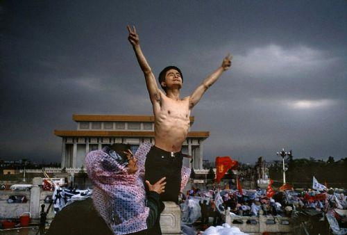 Pekin'deki Tiananmen Meydan'ndaki protestolardan bir kare, 1989