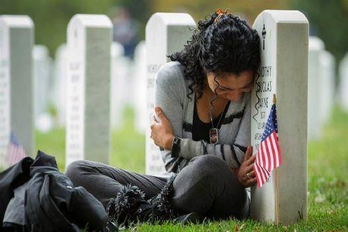 Evlilik yldnmnde kocasnn mezarndaki Thania Sayne