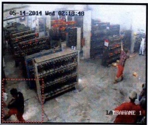 Grnt tespitleri bununla da kalmad. Faciadan 1 gn nce de 12 Mays 2014 tarihinde saat 06.00 sralarnda kameralara duman younluu tekrar yansyor. Yine bu srada baygnlk geiren ve halsiz durumdaki iilerin grntleri de yine kameralarda grlyor. Ancak, retime yine ara verilmiyor.