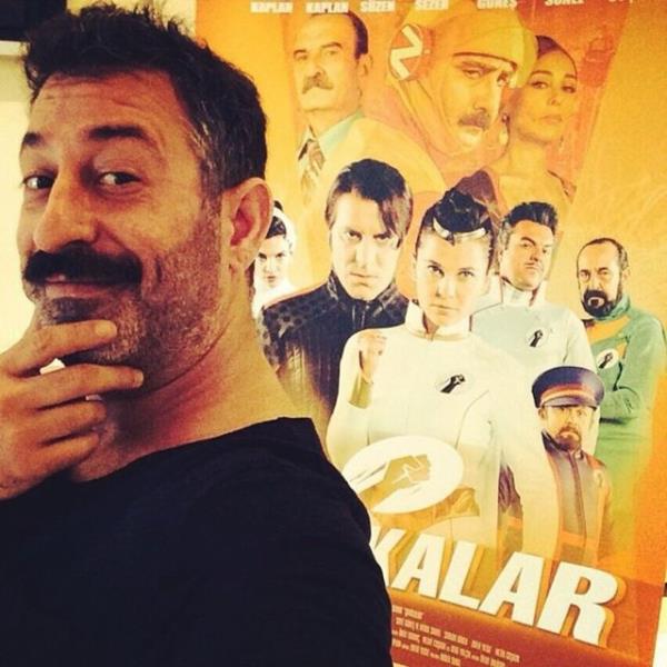 CEM YILMAZ   <br>ahikalar... u anda galasndayz! ok iyi film :)</br>