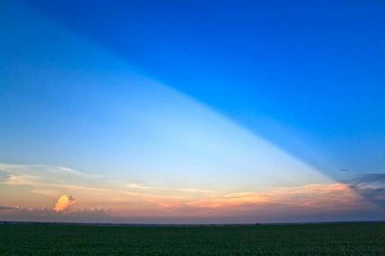 afak vakti gne alakta iken, nlar ounlukla kzl, glgede kalan blgeler ise yeilimsi grnr (bu yzden alaca karanlk ismini almlardr).