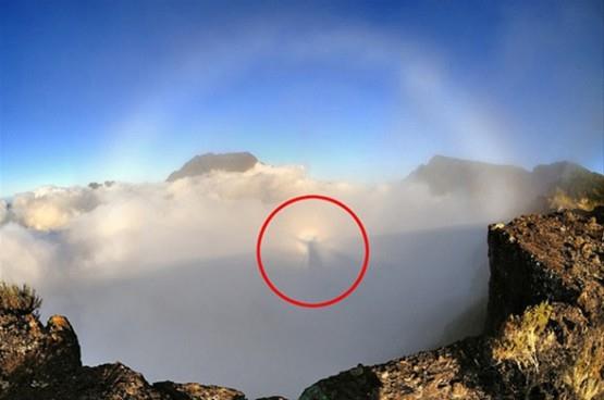 Brocken Spectre yada Broken Hayaleti olarak adlandrlan grnt ilk zamanlar daclar tarafndan gizemli bir olay olarak deerlendiriliyordu