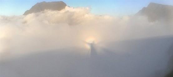 Daclarn glgesinin bulutlarn zerine yansmasyla oluan ilgin bir an...