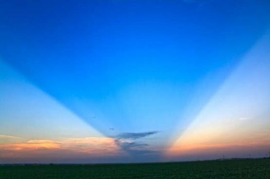 Ender olarak, btn gkyzne yaylabilecekleri gibi, ters alaca karanlk nlar ile kar karya oluabilirler.