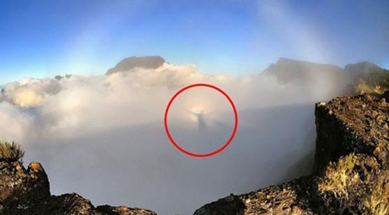 Gkyz ikiye blnm gibi. Bir taraf gndz dier taraf ise gece. Pasifik Okyanusu'ndaki Guam Adalar'n ekilen fotoarf grenler photoshop olduunu dnebilir ancak tamamen gerek bir kare.. . Sadece doann muhteem bir gsterisi...