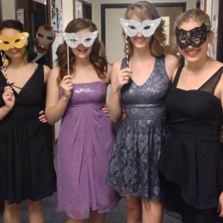 Fotoraf ekildii anda poz veren kiilerin arkasna geerek onlara haber vermeden kareye dahil olan ve ortaya elenceli grntler kmasna neden olan insanlar 'photobomb' denilen akmn domasna neden oldu. te elenceli 'photobomb' anlar...