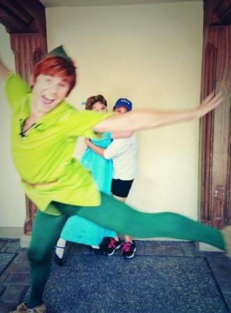 Fotoraf ekildii anda poz veren kiilerin arkasna geerek onlara haber vermeden kareye dahil olan ve ortaya elenceli grntler kmasna neden olan insanlar 'photobomb' denilen akmn domasna neden oldu. te elenceli 'photobomb' anlar...