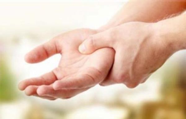 <br><b>ELDE UYUMA VE KARINCALANMA</b></br>   HIV tayan hastalarn ellerinde uyuma ve karncalanma hissi gzlemlenebilir