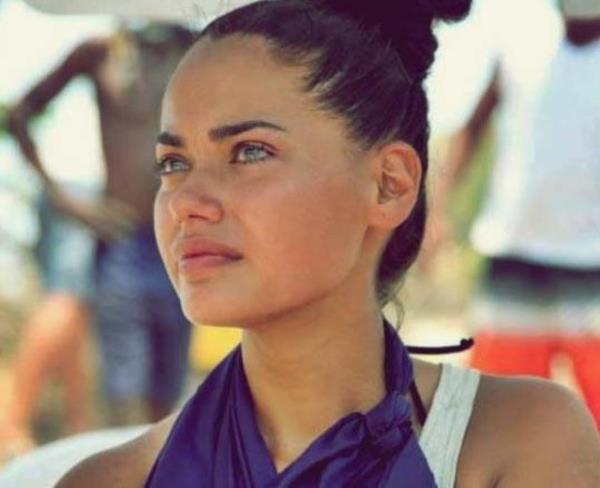 Katld Survivor yarmasyla adn duyuran Fatmagl Fak da bir baka nl modele, Adriana Lima'ya benzetiliyor.