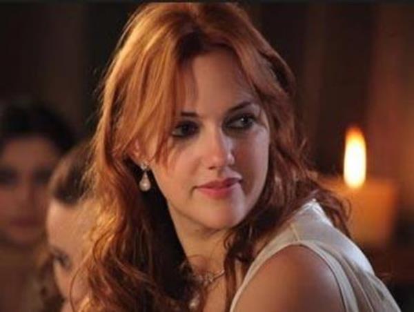 Uzerli ondan ok daha gen ama bakn kime ikiz kardei kadar benziyor.