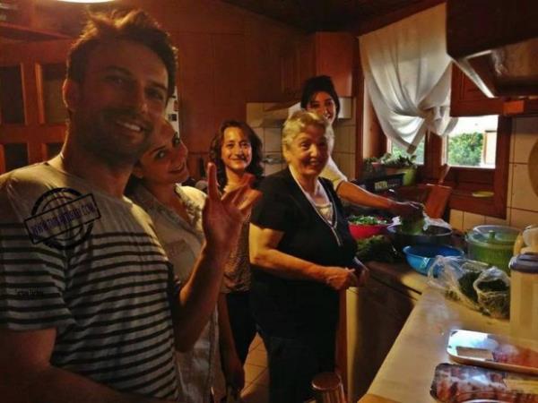 ftarda ailesini ziyaret eden pop mziin nl ismi Tarkan, kendi elleriyle iftar hazrlad.
