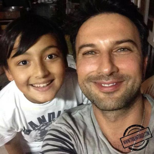 Megastar Tarkan, annesi, teyzesi, kzkardei, yeenleri ve kuzenleriyle birlikte yemek hazrlad