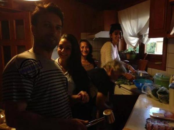 Mutfakta soan rendelerken neeli halleriyle dikkat eken Tarkan, masann kurulmasna da yardm etti.