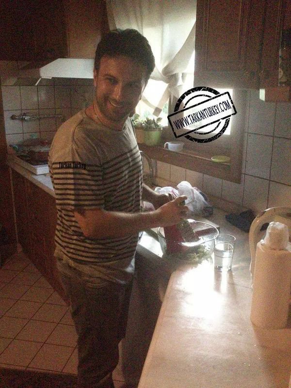 Mutfakta soan rendelerken hnerlerini sergileyen Tarkan'n ailesiyle iftar bulumasndan fotoraflar sanal lemde paylald.