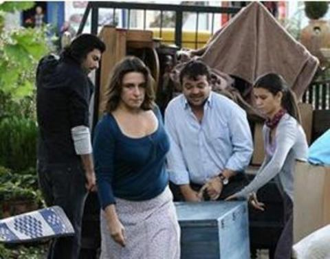 "40'ndan sonra oyuncu mu olacaksn" diye onu eletirenler "dram deil komedi oyna" diye yol gstermeye alanlar da bir yandan. O srada evli oluduu ei de Dermancolu'nun bu merakndan pek holanmam. Sonunda bir arkadann da yardmyla evde kurulan bir sette farkl odalarda deiik kostmlerle ekim yapmlar. Baka baka karakterleri canlandran Dermancolu hazrlad bu CD'yi Ay Yapm'a yollam