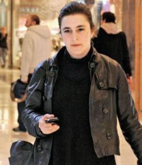 Defalarca semelere katlan Dermancolu sonunda Mukaddes Yenge roln de alm. Oyunculuk servenine balamadan nce de einden boanm ve yeni bir hayata adm atm. Dizide kazand baarya ve sergiledii inandrcla baklrsa Dermancolu'nun ge balad oyunculuk yaam uzun sre devam edecek gibi grnyor