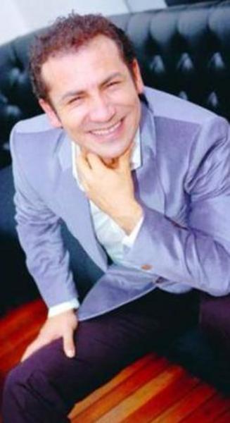 Orkestras ile birlikte zel gecelerde sahne alan Ger milyonlarn tand bir arkc olma frsatn 30 yandan sonra yakalad