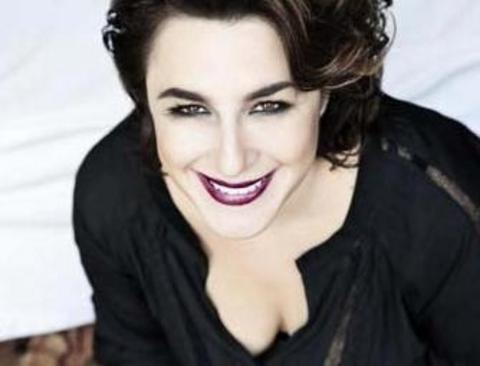 Milyonlarca seyirci onu Fatmagl'n Suu Ne adl dizide ilk grdnde rolne o kadar yaktrd ki, sanki yllarn deneyimli oyuncusu gibi grnyordu Esra Dermancolu.