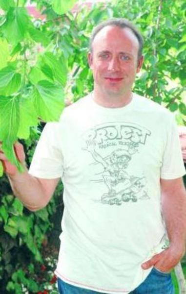 Sonra okulun ikinci senesinde ayrld ve Mimar Sinan niversitesi Opera ve Mzikal Oyunculuu blmne girdi