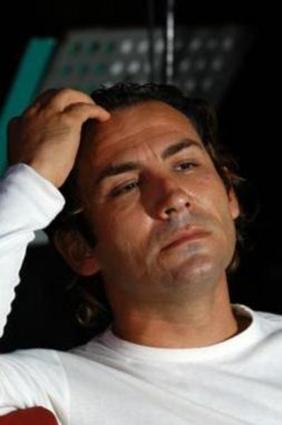 nce belli bir kitle tand onu