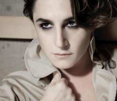 Gs dekoltesinden vazgemeyen, kaderin kt bir cilvesi sonucu yarm akll Rahmi Ketenci ile evlenen Mukaddes Yenge sanki oun sanat gemiinde can verdii yzlerce karakterden biri gibiydi