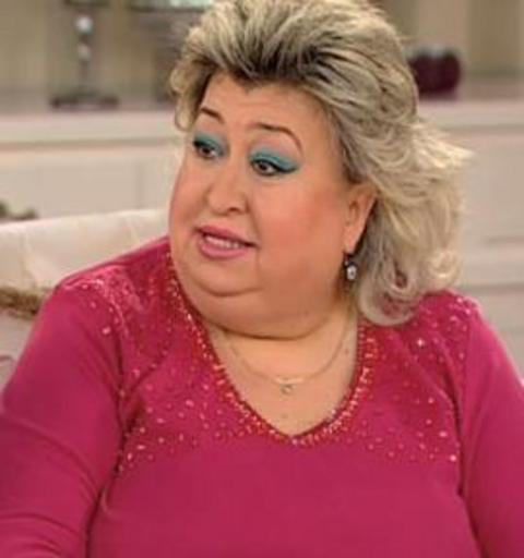 1953 doumlu olan Glnihal Demir, biraz da merak yznden oyuncu olmu. Bir gn "dizi seti nasl olur" diye meraklanp Byk Yalan'n setine gitmi. Orada Demir'den bir at yakmas istenmi. O kadar baarl olmu ki bu ite tm set alam. O alatan at da 50 yandan sonra onun kaderini deitirmi