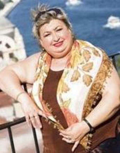 Dizide kocasyla kltr atma yaayan entelektel Glfidan karakterini canlandryor