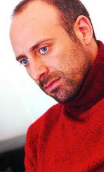 Zerda adl ok izlenen dizide rol ald. Ama asl byk kn Aliye adl dizideki Sinan karakteriyle yapt. Geni kitleler onu bu diziyle tand..O srada 34 yandayd Ergen