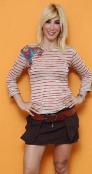 Hzl bir ykselie geti. Zaman iinde pop mzikten elektronik mzie yneldi. <p>arklaryla ve giysileriyle alldk olana meydan okumay srdrd.</p>Hande Yener bugn Trkiye'nin albmleri en ok satan arkclarndan biri