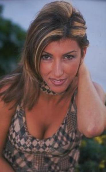 Ama bir gn alt maazaya Hlya Avar'n girmesi onun da kaderini deitirdi